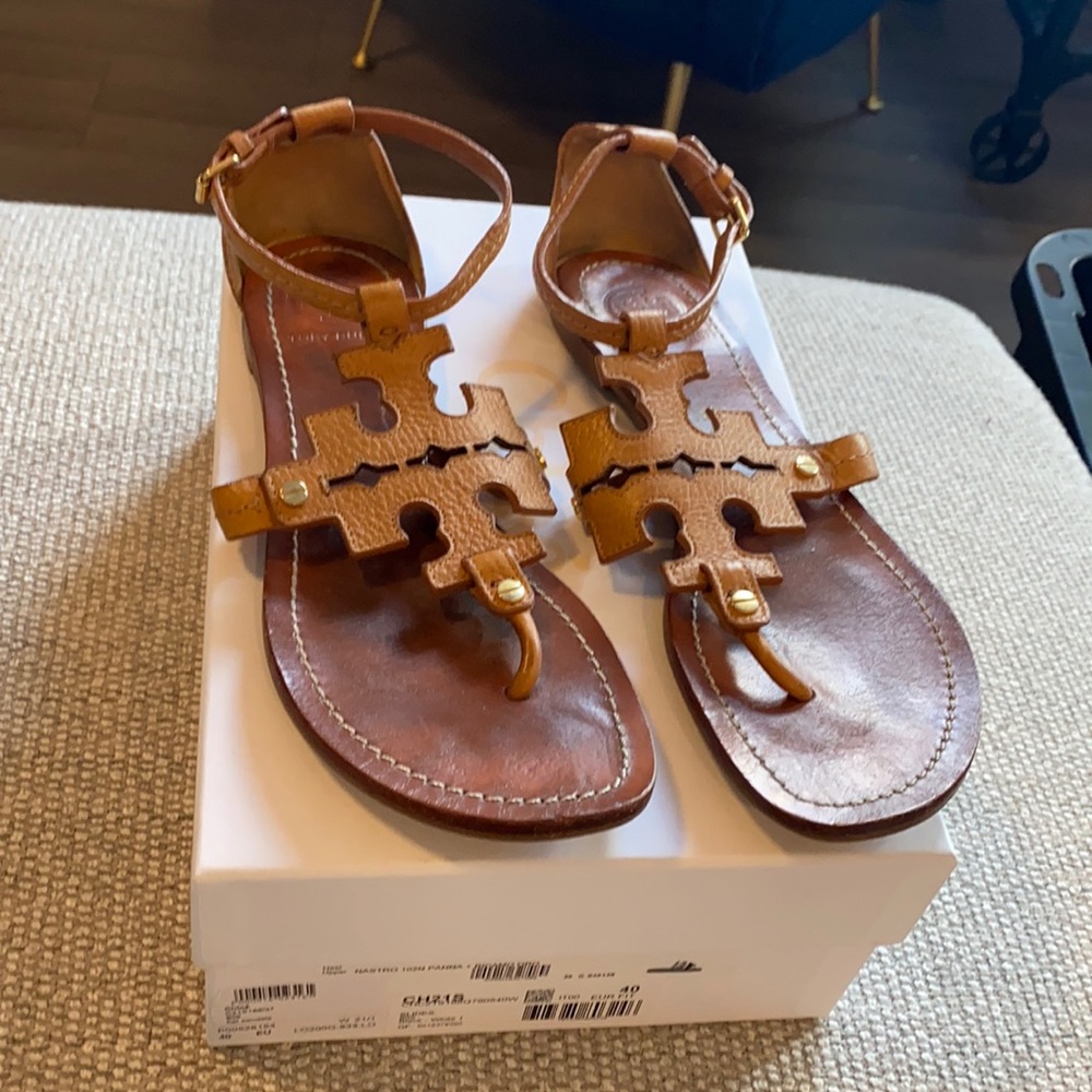 Used condition, back is scuffed see in picture, but doesn’t show when on feet